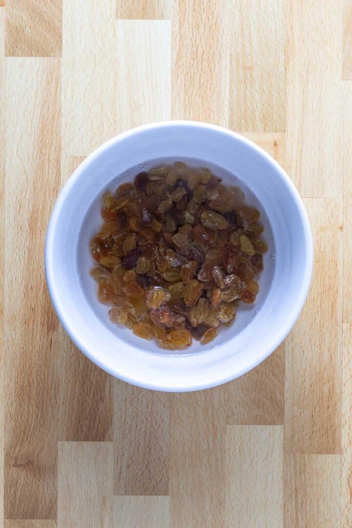 Soaking raisins