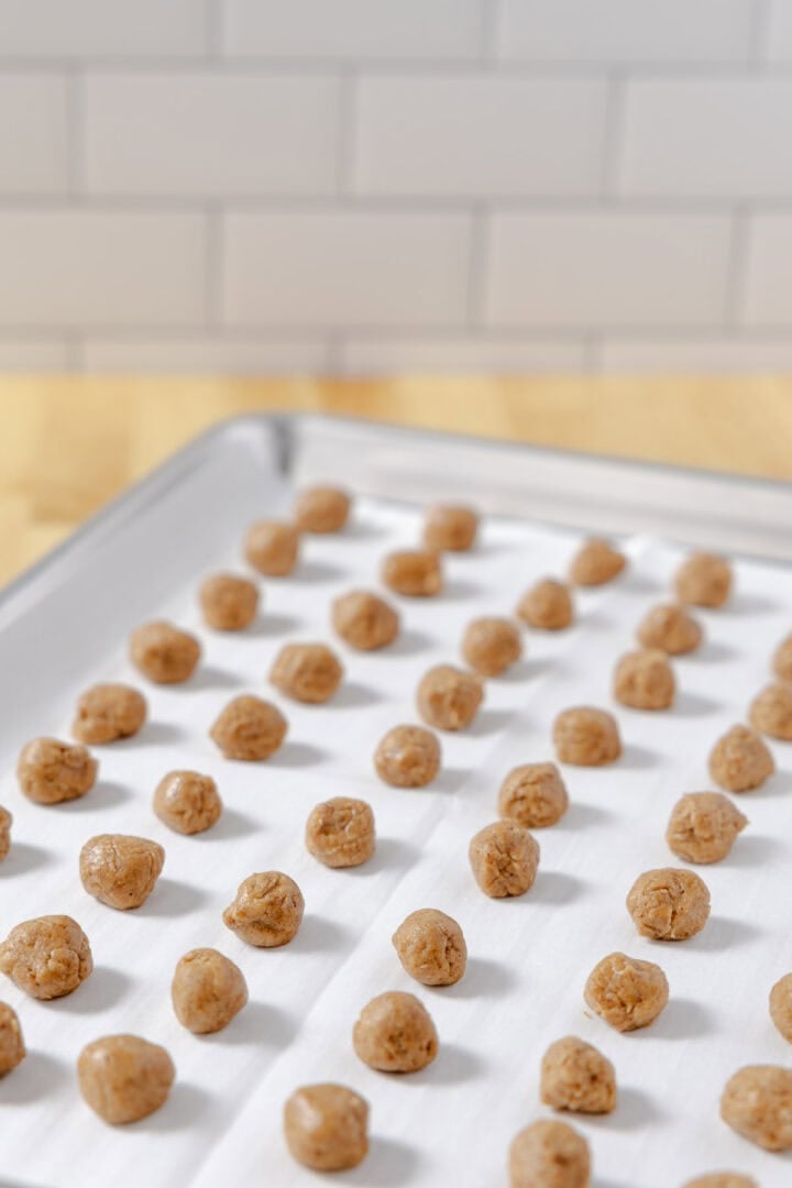 Kruidnoten that are ready to be baked